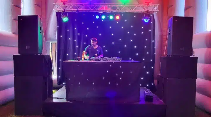 DJ dienst Opblaaskerk Opblaasbare kerk Vesuvius Club Elsloo